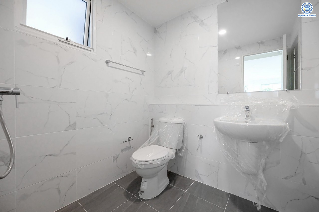 บ้านมือสองตกแต่งใหม่ แบรนด์ LH โครงการ มัณฑนา เพชรเกษม81 พร้อมรองรับทุกความสุข บนเนื้อที่ 54.4 ตร.ว. พื้นที่ใช้สอยกว่า 123.84 ตร.ม. พร้อมฟังก์ชัน 3 ห้องนอน 3 ห้องน้ำ จอดรถได้ 2 คัน บนทำเลเชื่อมต่อสู่ ถ.เพชรเกษม, ถ.พุทธมณฑลสาย4 ใกล้เดอะมอลล์ บางแค และม.มหิดล...